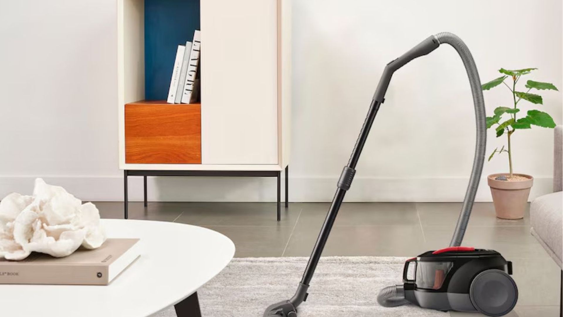 El aspirador con tecnología ciclónica y control en el mango que ahora puedes comprar con descuento El aspirador con tecnología ciclónica y control en el mango que ahora puedes comprar con descuento