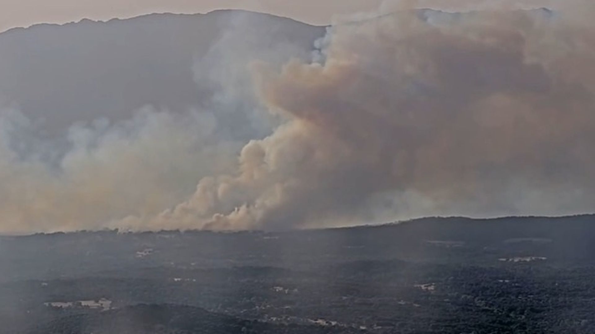El incendio de Burgohondo, Ávila, sigue en situación "favorable" tras una noche "sin sobresaltos" El incendio de Burgohondo, Ávila, sigue en situación "favorable" tras una noche "sin sobresaltos"