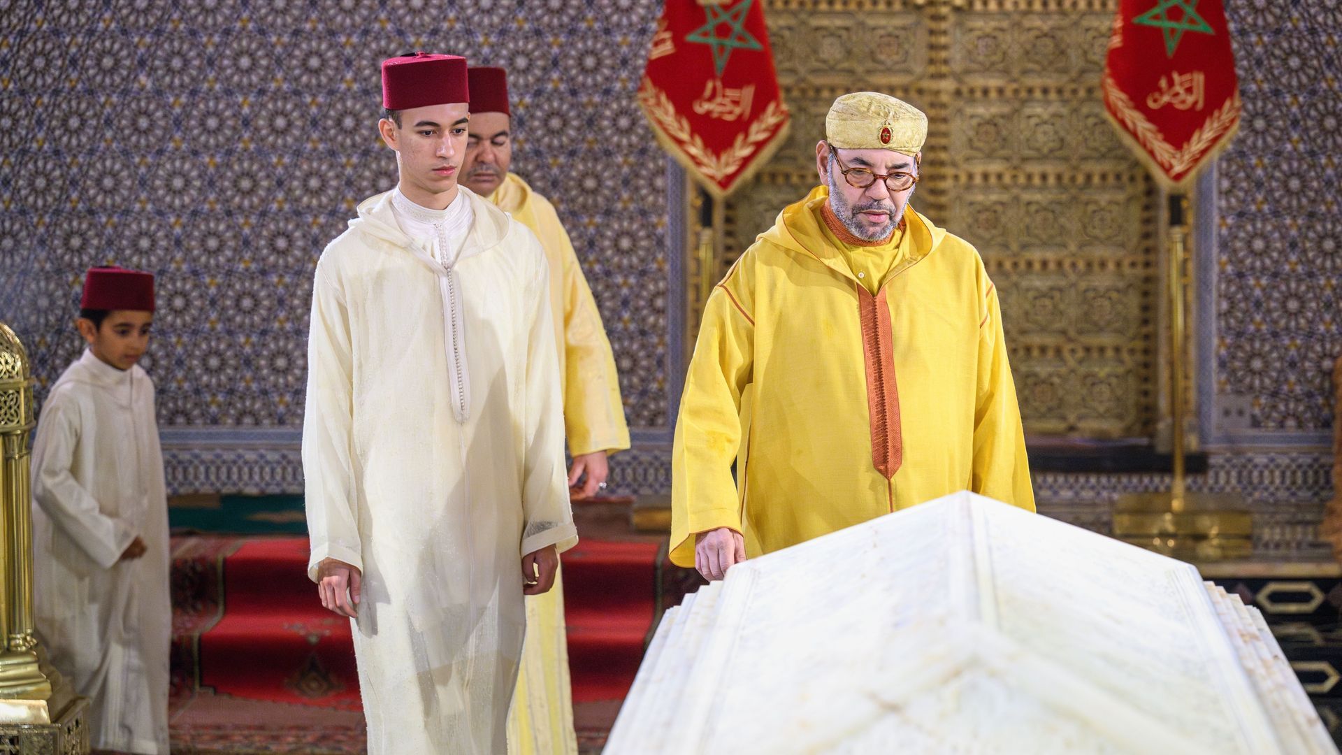 El rey Mohamed VI de Marruecos y su heredero, el príncipe Moulay