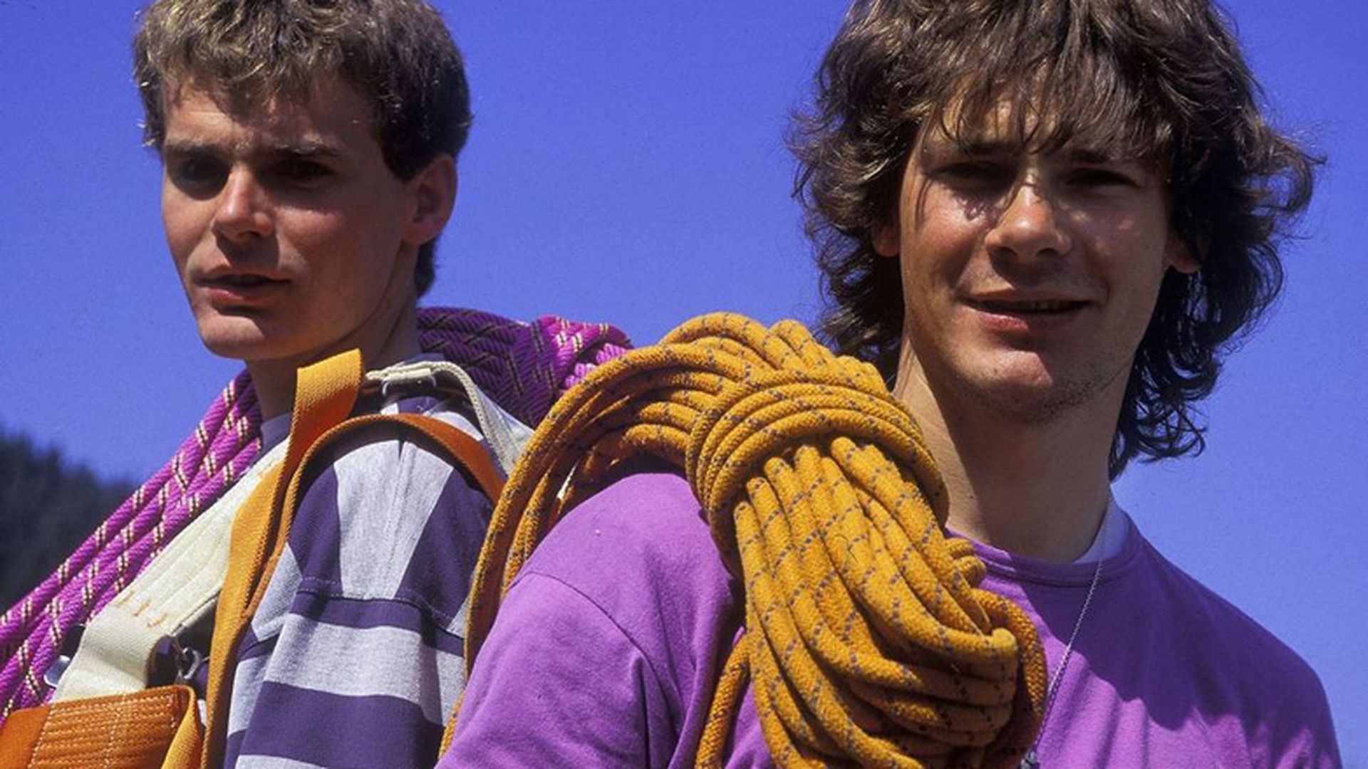 Félix con camiseta morada y la cuerda al hombro, junto a su hermano pequeño Alberto ( a la izquierda con camiseta de rayas) Félix con camiseta morada y la cuerda al hombro, junto a su hermano pequeño Alberto ( a la izquierda con camiseta de rayas)