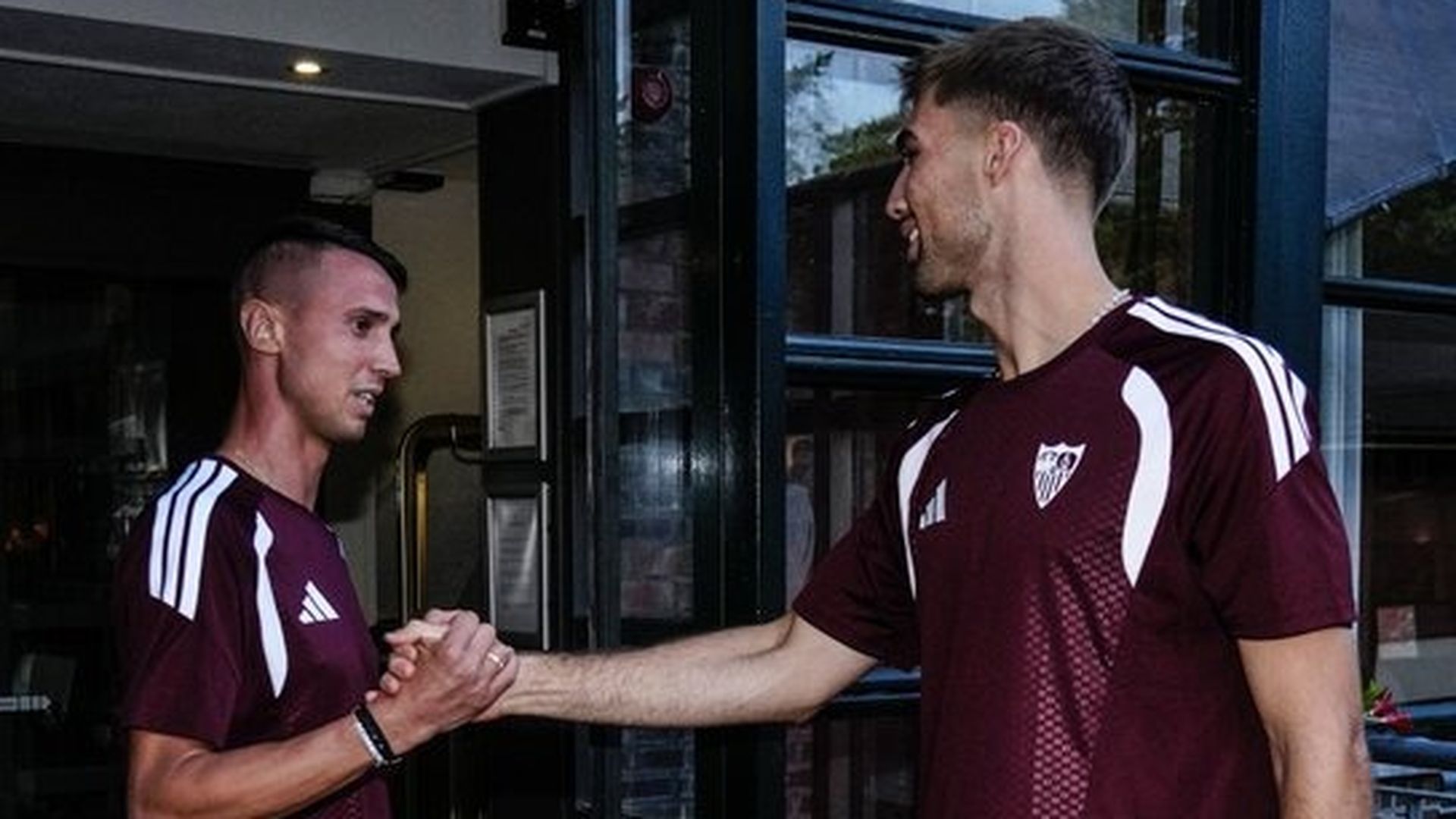 Fran González saluda a Odysseas nada más fichar por el Sevilla Fran González saluda a Odysseas nada más fichar por el Sevilla