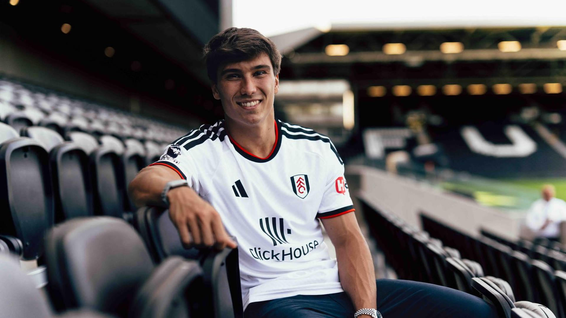 Gonzalo posa con su nueva camiseta Gonzalo posa con su nueva camiseta
