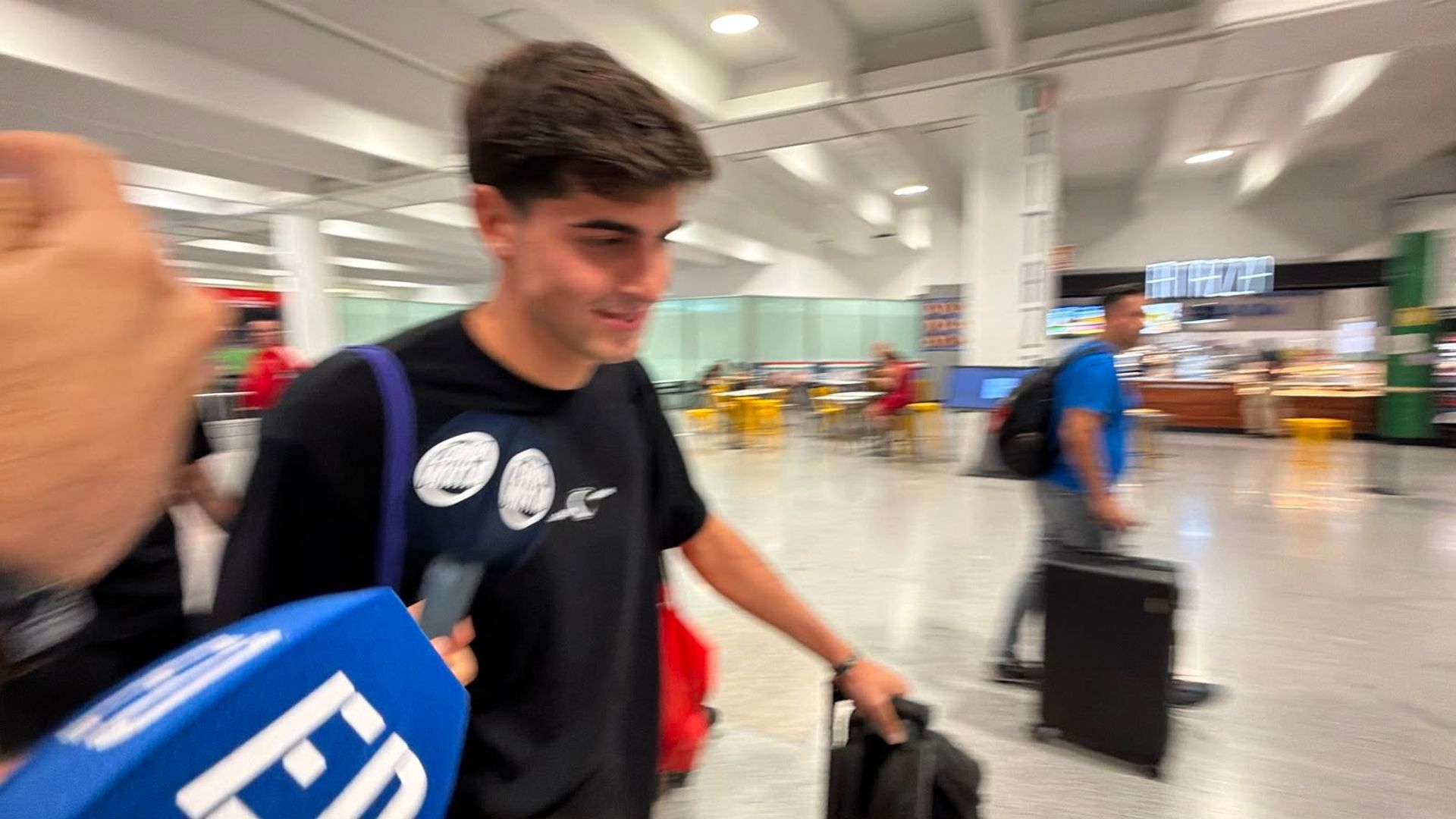 Juanlu, a su llegada al aeropuerto