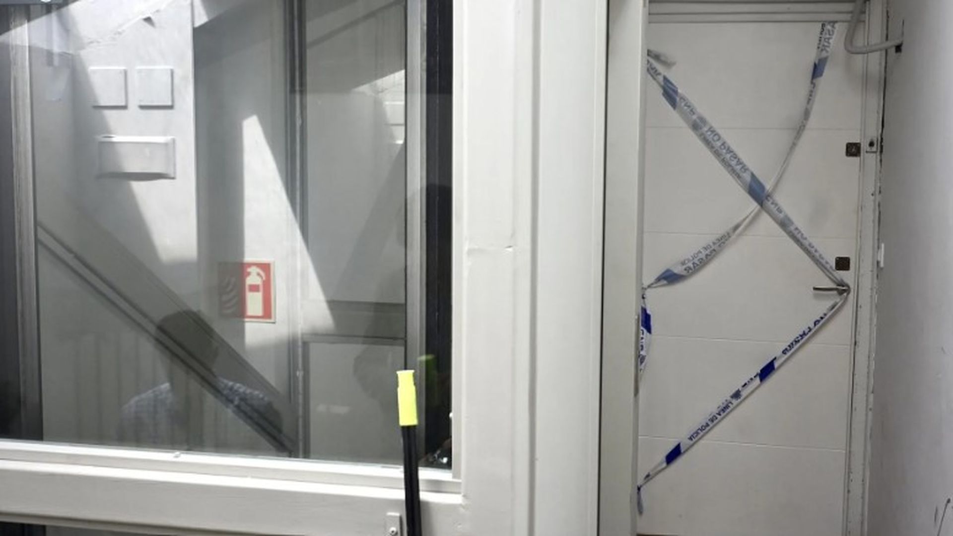 La puerta precintada en la que se encontraba la mujer asesinada en Santander, en calle Perines