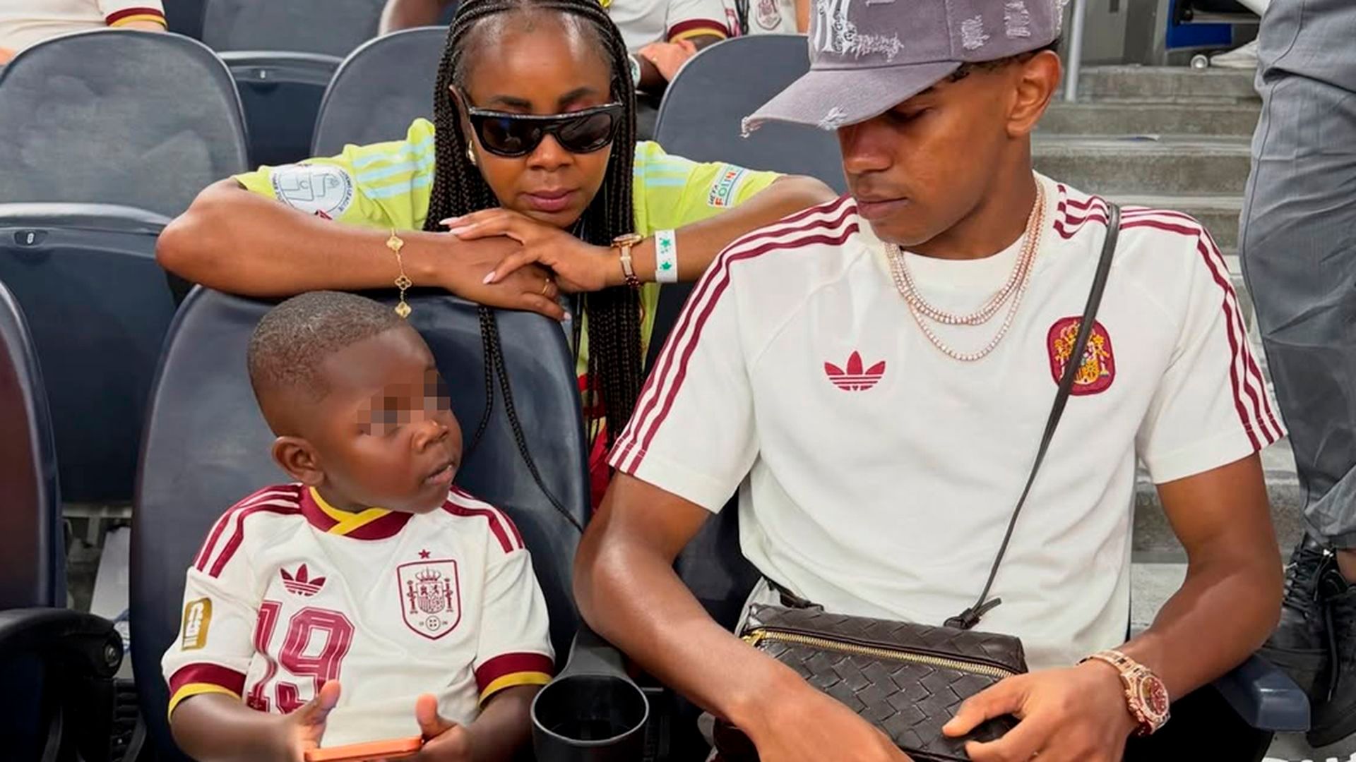 Lamine Yamal, su hermano Keyne y su madre, Sheila Ebana
