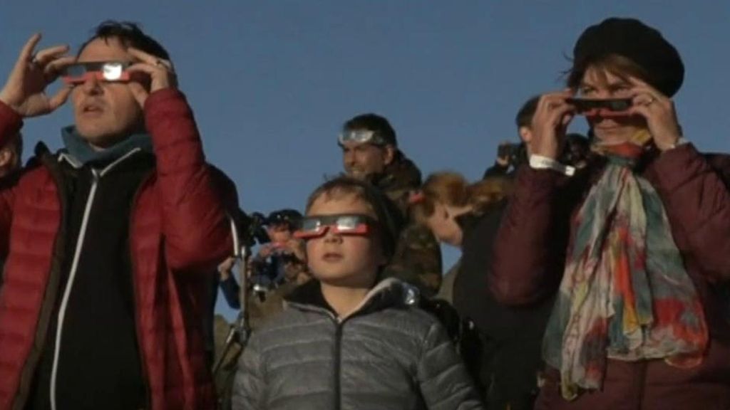 Los riesgos de mirar al eclipse sin protección ocular: "Puede provocar visión borrosa, distorsionada o manchas"