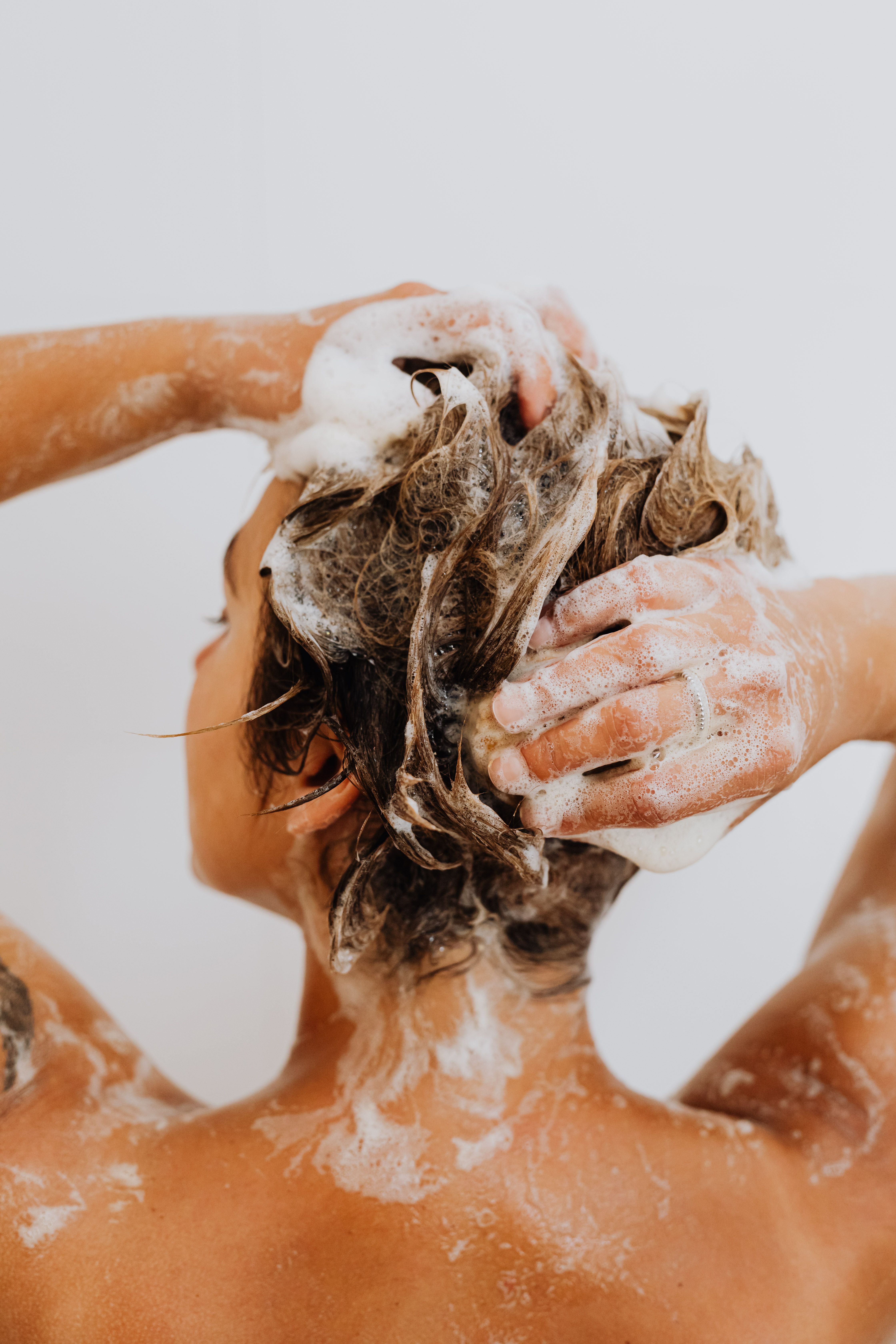 Mujer lavándose el pelo