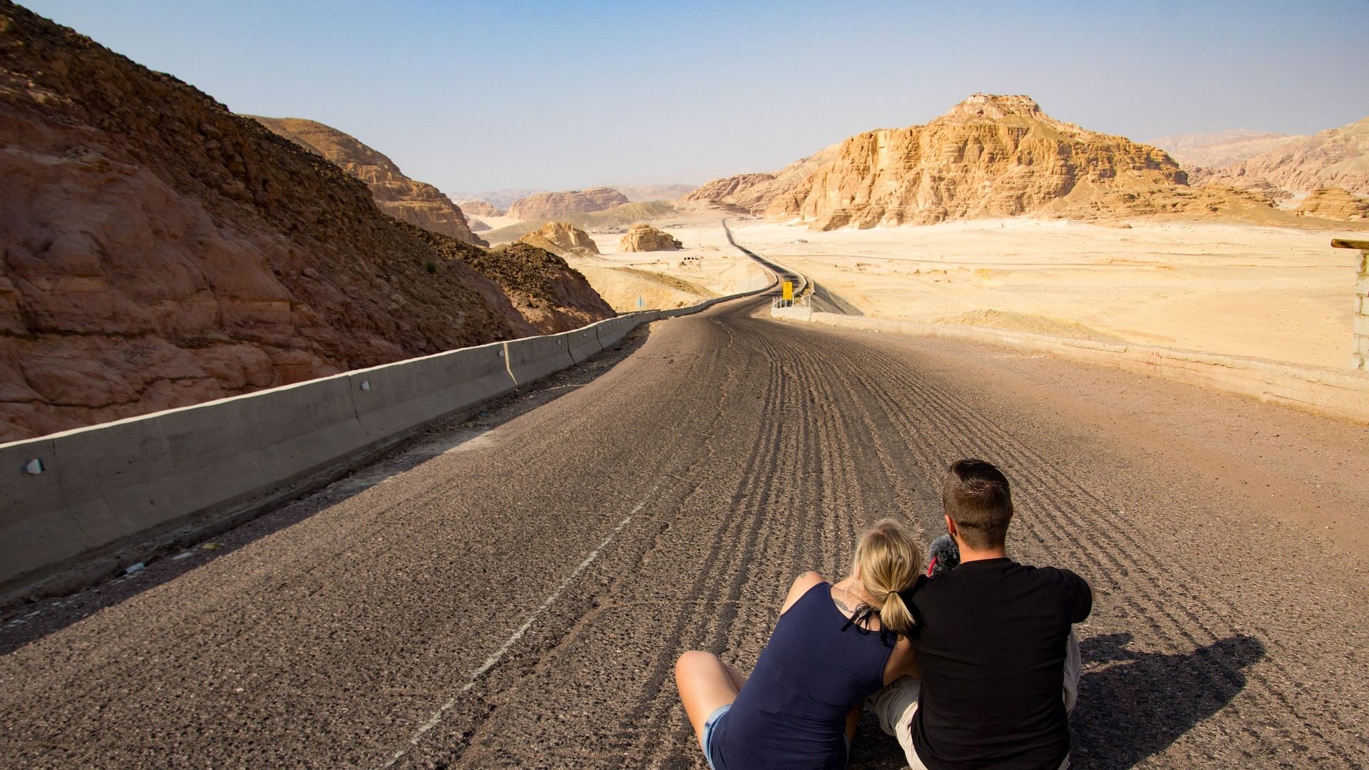 Pareja sentada en una carretera