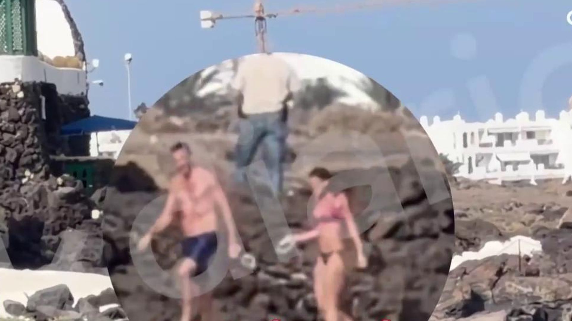 Pillan a Pedro Sánchez dándose un chapuzón en Lanzarote: una ‘playlist’ veraniega y un bañador azul