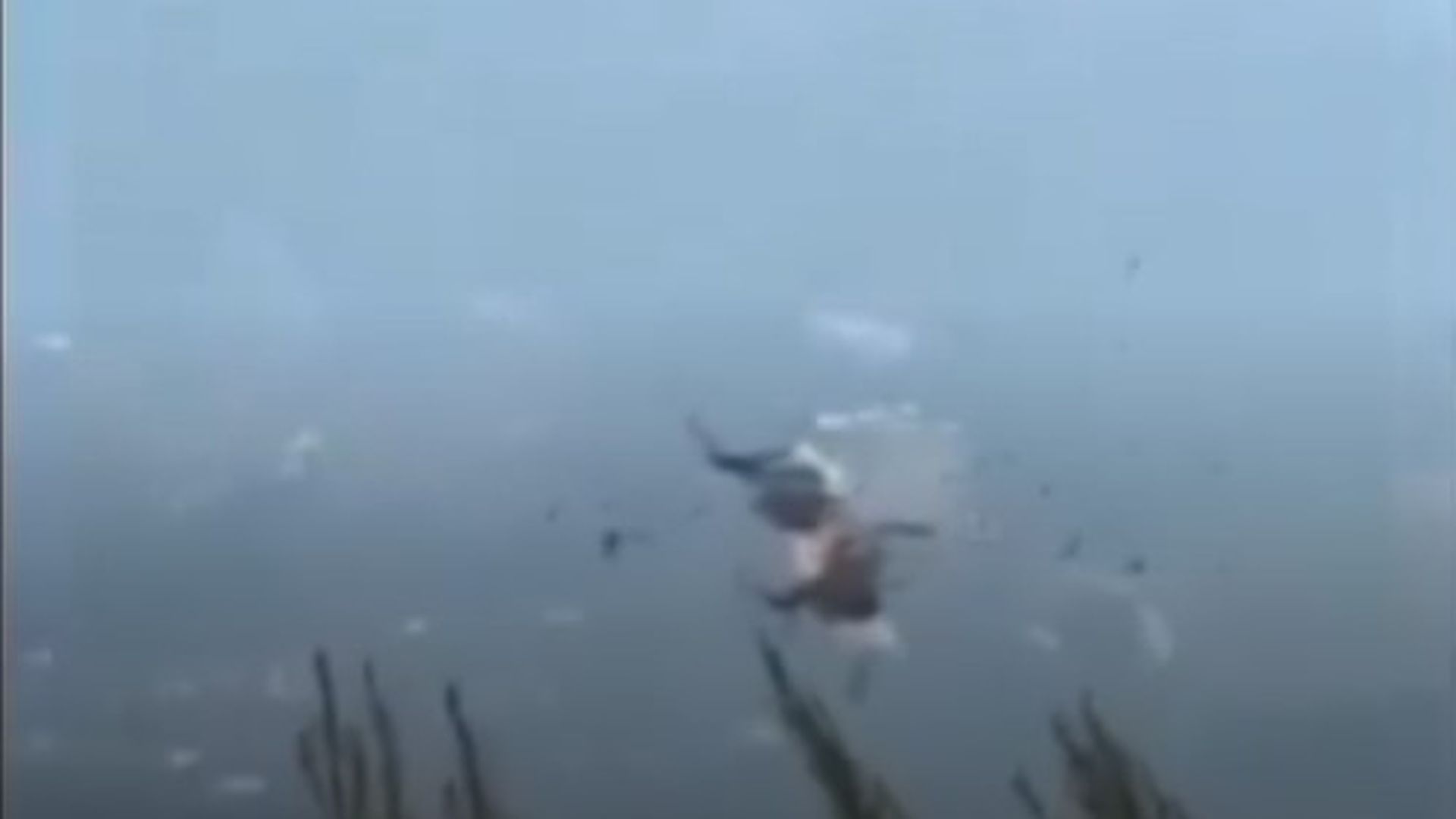 Recuperan los cuerpos de los dos pilotos del helicóptero de extinción de incendios que se estrelló al oeste de Atenas Recuperan los cuerpos de los dos pilotos del helicóptero de extinción de incendios que se estrelló al oeste de Atenas