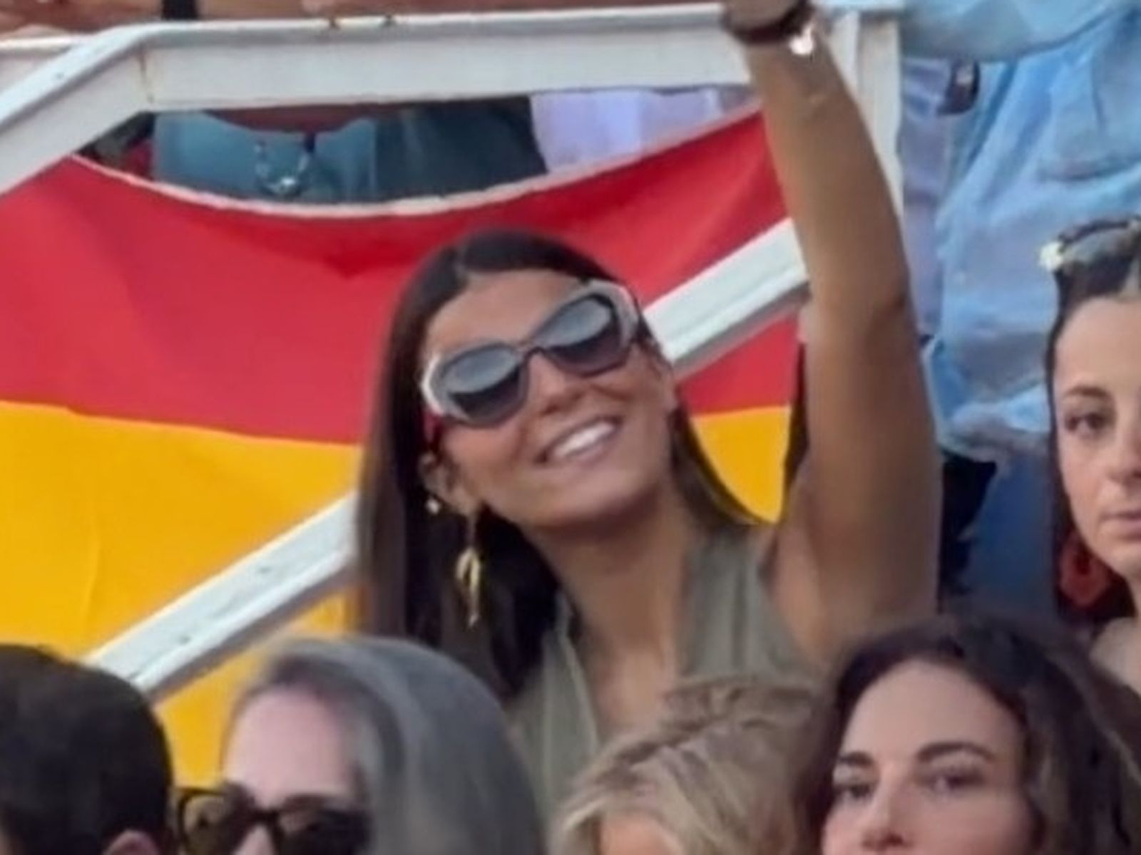 Tana Rivera viendo a Roca Rey en la plaza de toros