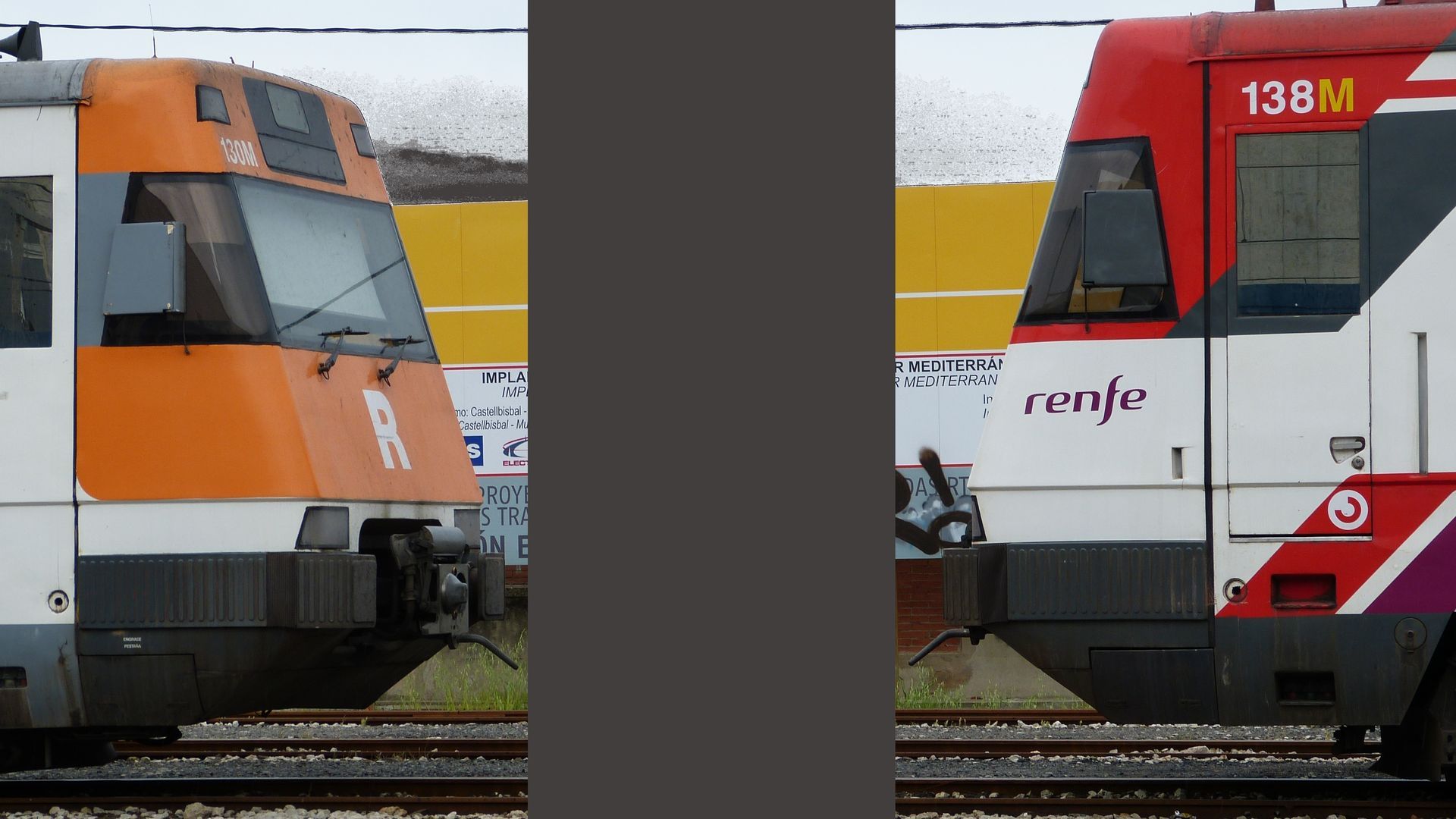 Trenes de Rodalies con la pintura de la Generalitat y la de Renfe Trenes de Rodalies con la pintura de la Generalitat y la de Renfe