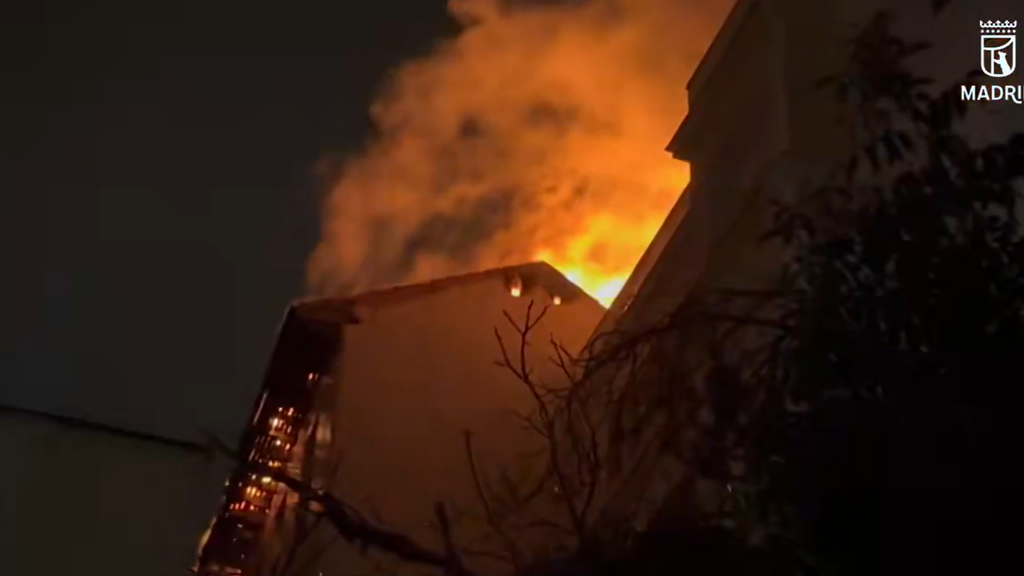 Un incendio de gran virulencia en un edificio de viviendas en Chamberí provoca la evacuación de los vecinos y el colapso de la cubierta del inmueble