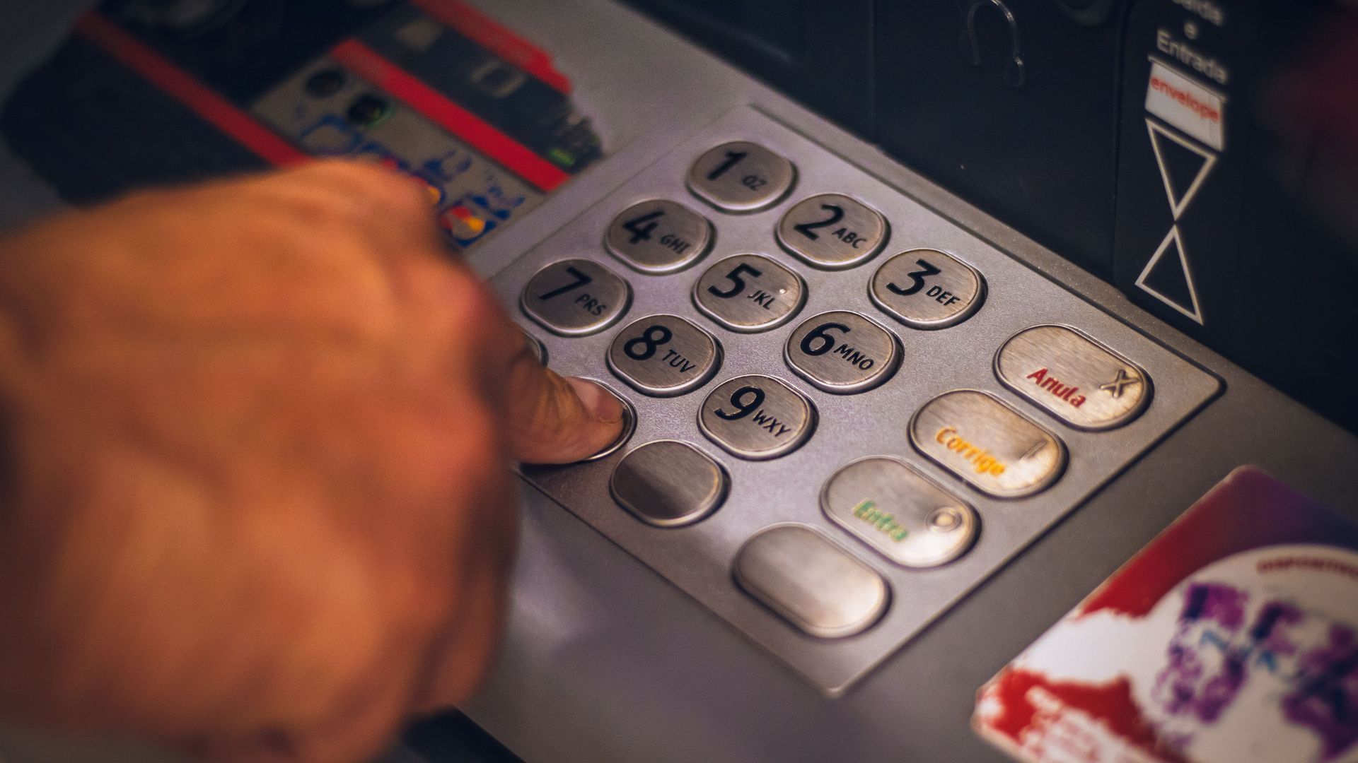 Una persona sacando dinero en un cajero Una persona sacando dinero en un cajero