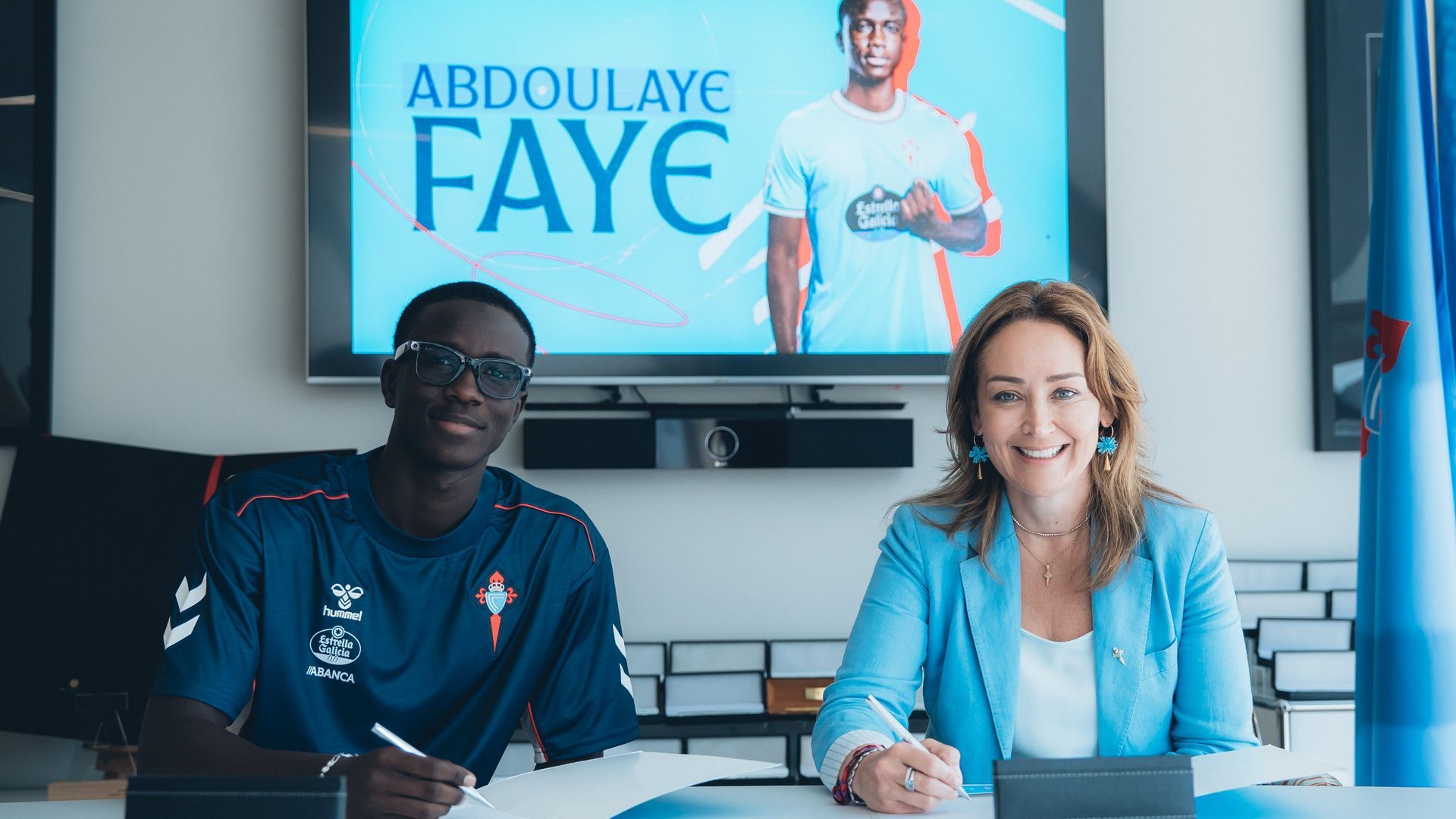Abdoulaye Faye y Marián Mouriño firman el contrato con el Celta.