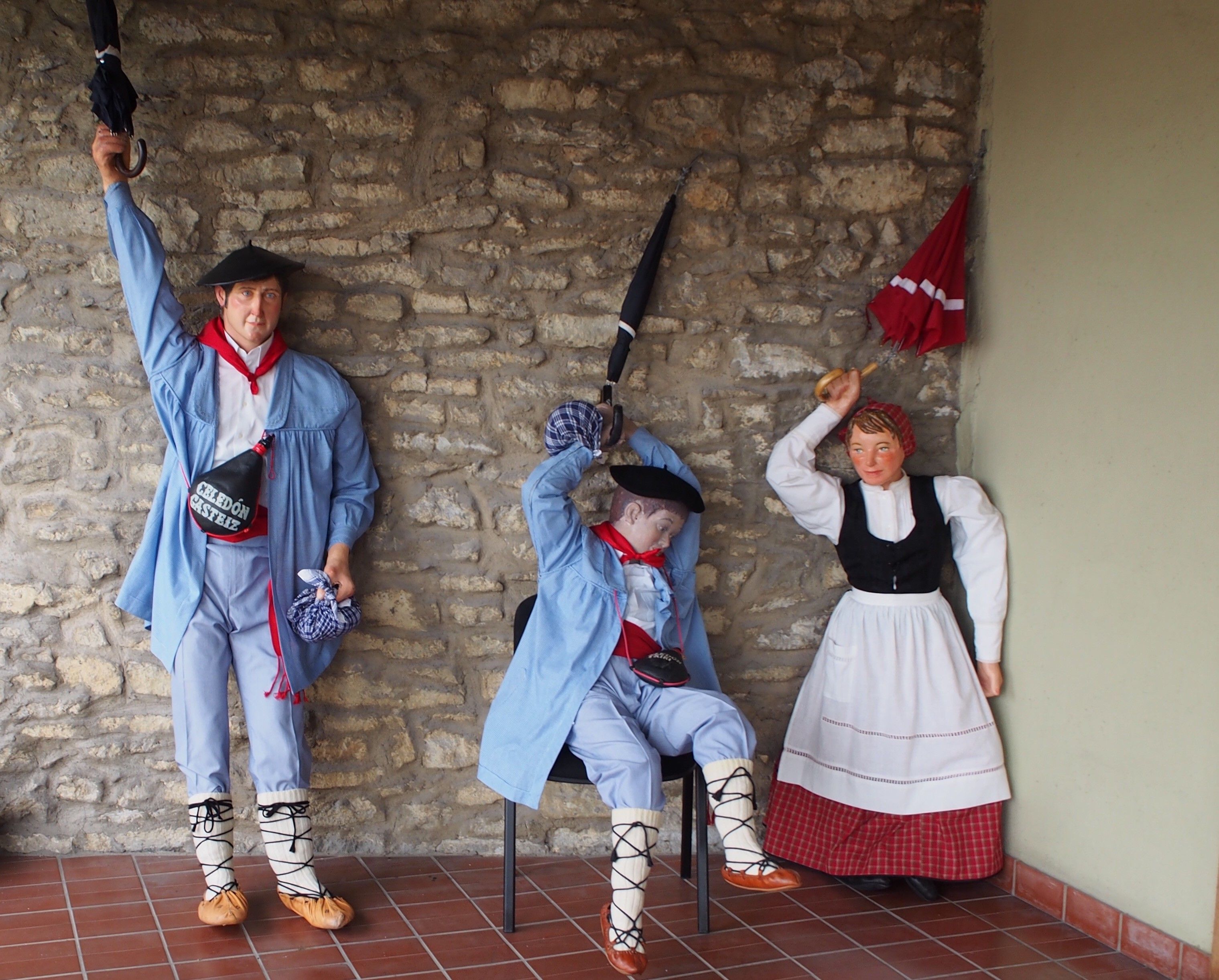 Antes de bajar desde la torre de San Miguel, se plancha la ropa de Celedón y se le cambia la bota de vino