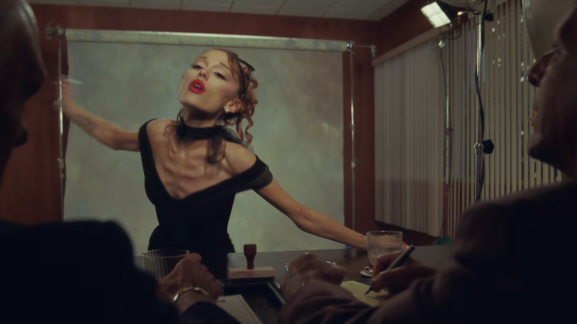 Ariana Grande, en el videoclip de 'Petal'