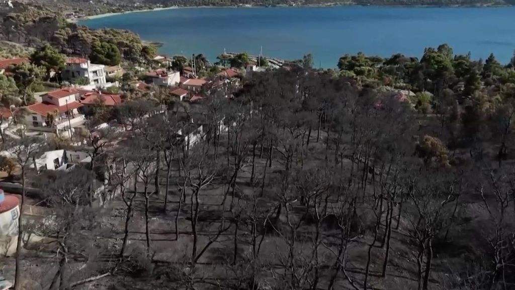 Atenas contiene la respiración ante los avances en la extinción del gran incendio que amenaza a la capital griega