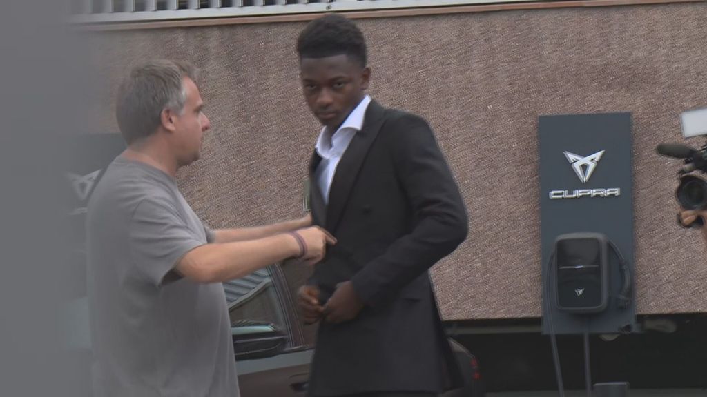 En vídeo: así ha sido la llegada de Jesse Bisiwu a Barcelona y la primera imagen de Laporta después de su operación