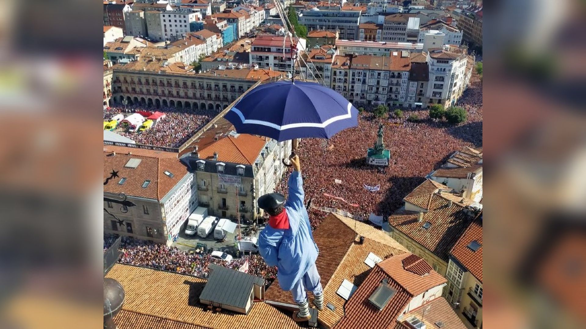 Cada 4 de agosto, Celedón baja desde la torre de San Miguel para dar inicio a las fiestas de la capital alavesa Cada 4 de agosto, Celedón baja desde la torre de San Miguel para dar inicio a las fiestas de la capital alavesa