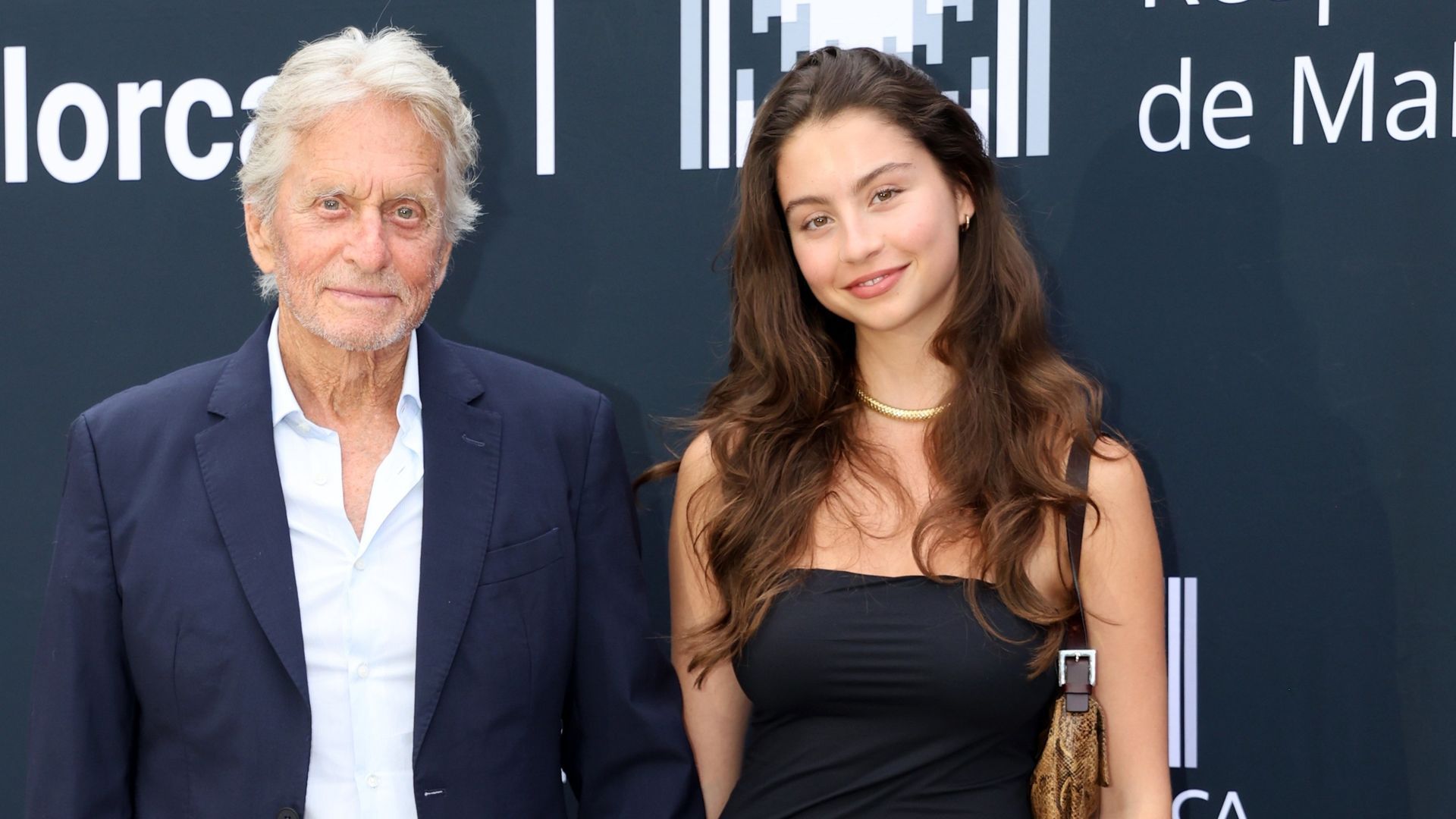 Carys Douglas, hija de Michael Douglas, sorprende hablando en español: "Mis recuerdos favoritos están en Mallorca" Carys Douglas, hija de Michael Douglas, sorprende hablando en español: "Mis recuerdos favoritos están en Mallorca"