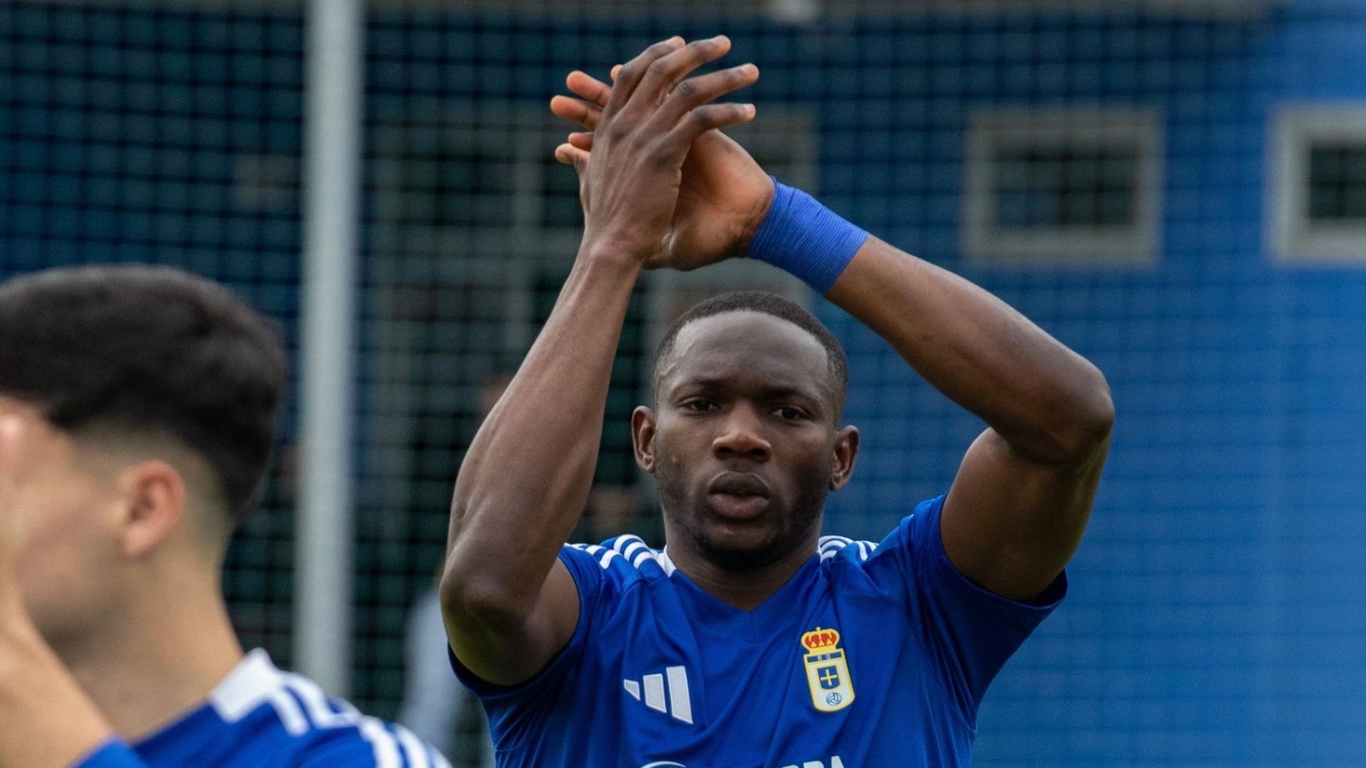 Chukwuma Eze como carbayón