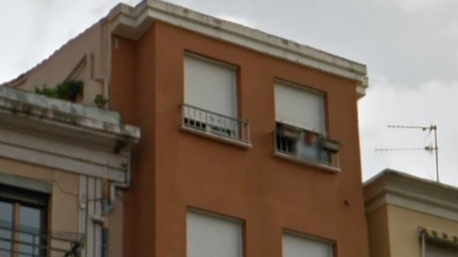 Conmoción entre los vecinos de Estella que presenciaron la muerte del hombre que cayó desde un cuarto piso tras una alerta por violencia de género Conmoción entre los vecinos de Estella que presenciaron la muerte del hombre que cayó desde un cuarto piso tras una alerta por violencia de género