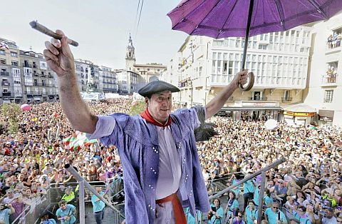 Desde 1957, cinco personas han dado vida a Celedón:José Luis Isasi, Enrique Oribe, Iñaki Landa, Gorka Ortiz de Urbina e Iñaki Kerejazu