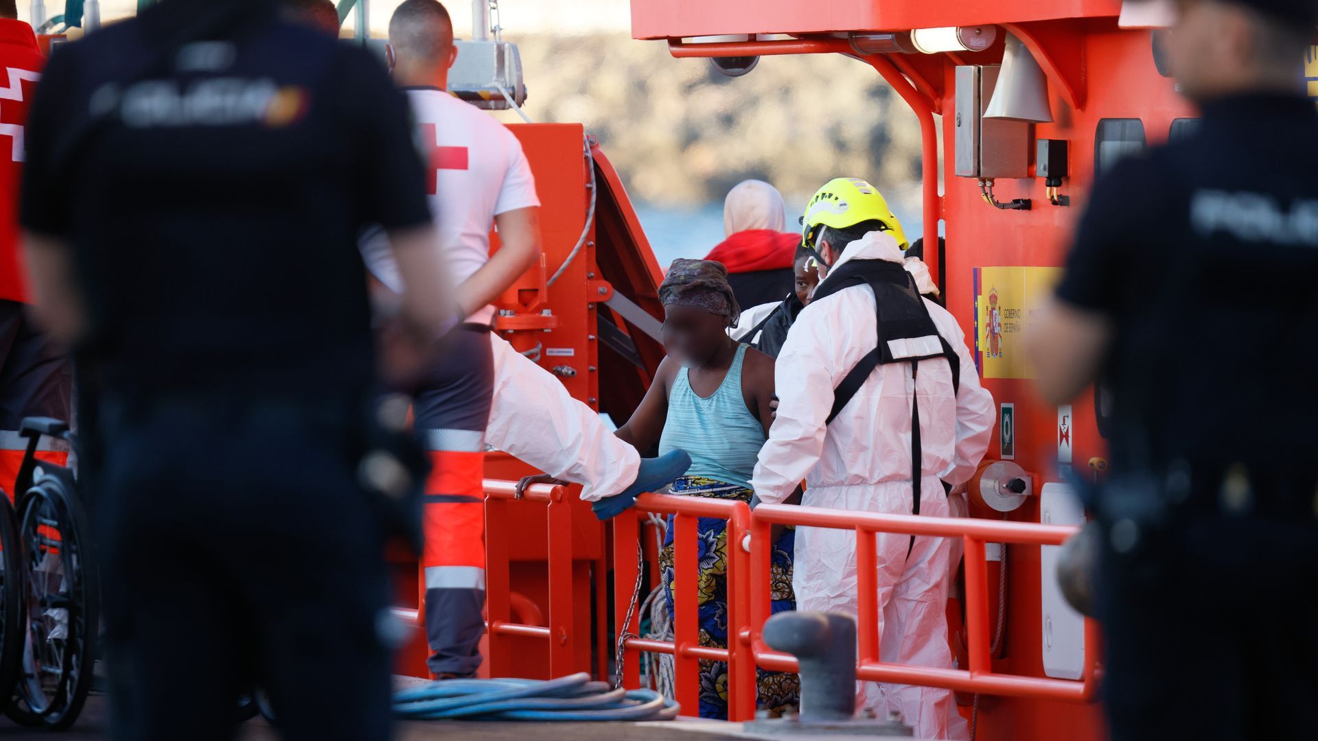 Dos muertos, seis hospitalizados y una decena de desaparecidos en una patera naufragada al sureste de Cabrera Dos muertos, seis hospitalizados y una decena de desaparecidos en una patera naufragada al sureste de Cabrera