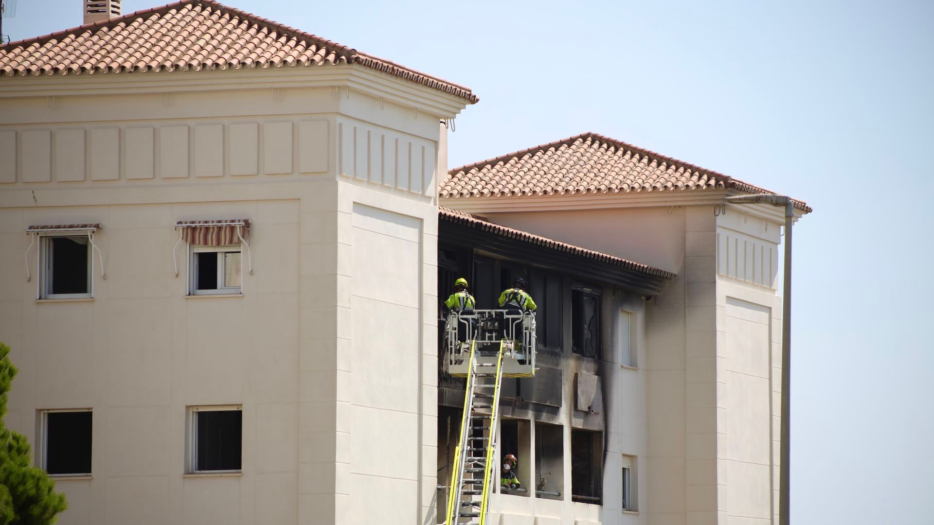 Efectivos de bomberos en el incendio de Benalmádena Efectivos de bomberos en el incendio de Benalmádena