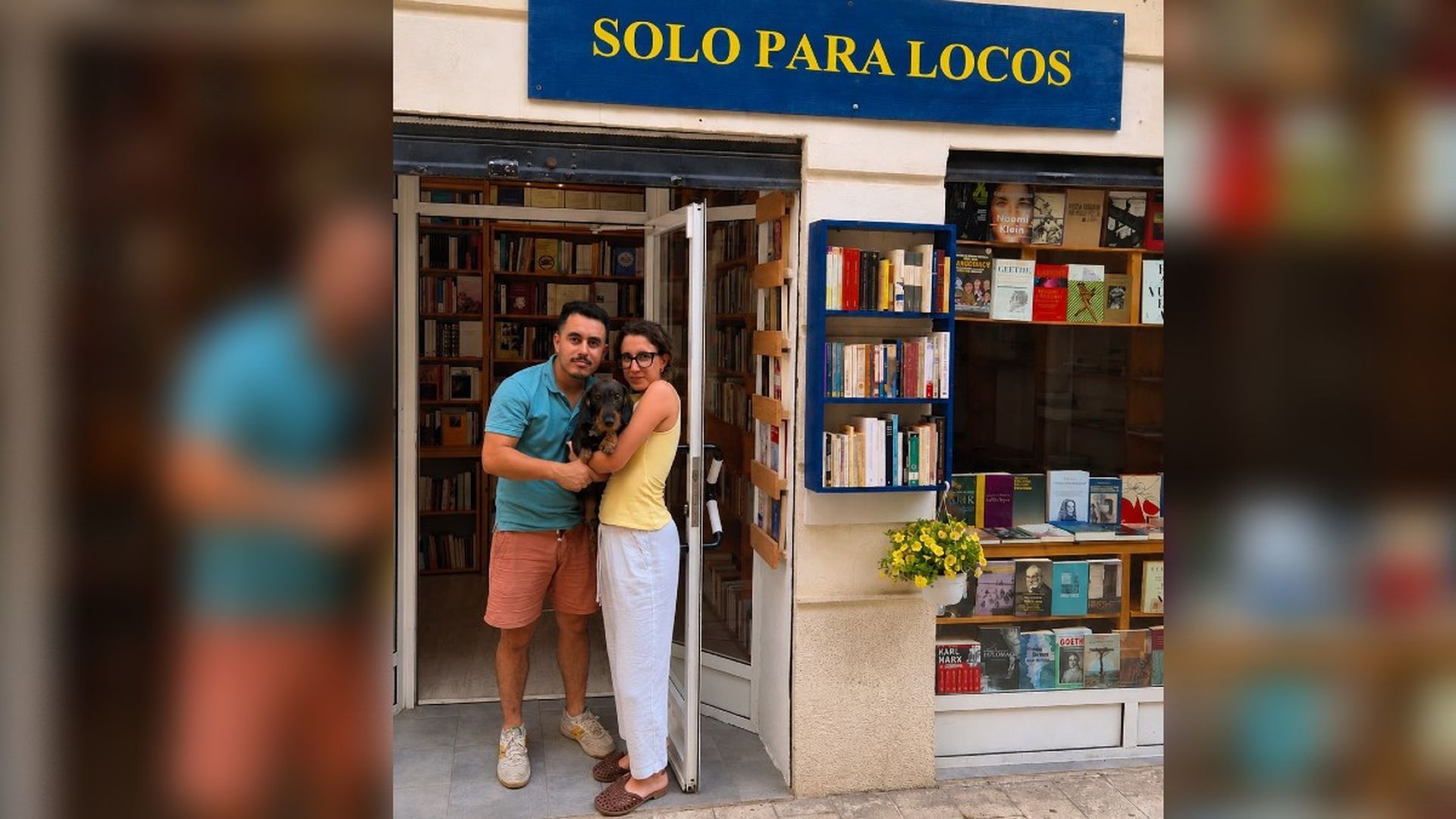 Elinder Zambrano junto a su pareja Miren Polo y su perro Ulises en la apertura de la librería Elinder Zambrano junto a su pareja Miren Polo y su perro Ulises en la apertura de la librería