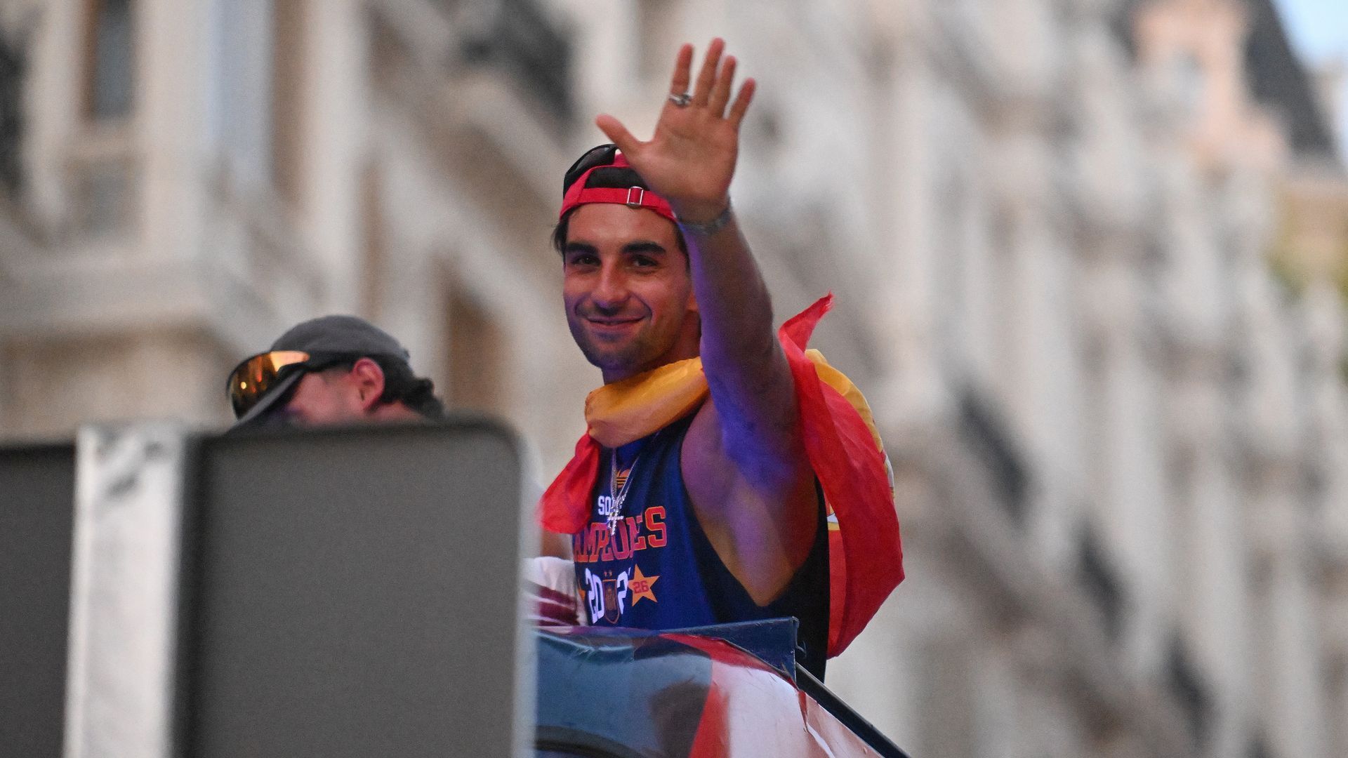 Ferran Torres se pronuncia tras las especulaciones sobre su gorra en la rúa de los campeones: "No tenía nada que ver con la política" Ferran Torres se pronuncia tras las especulaciones sobre su gorra en la rúa de los campeones: "No tenía nada que ver con la política"