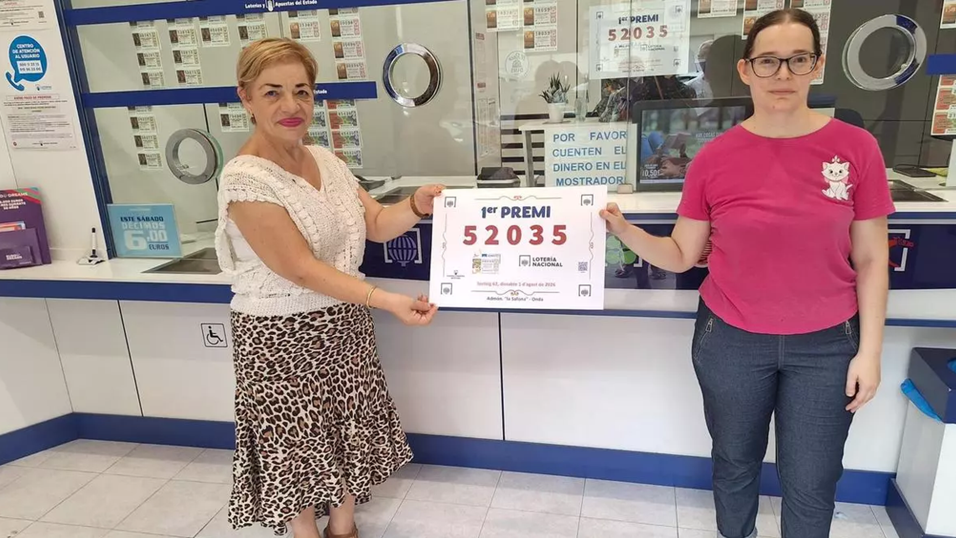 La lotera de la administración La Afortunada, María Pilar Ripollés, junto a su madre. La lotera de la administración La Afortunada, María Pilar Ripollés, junto a su madre.