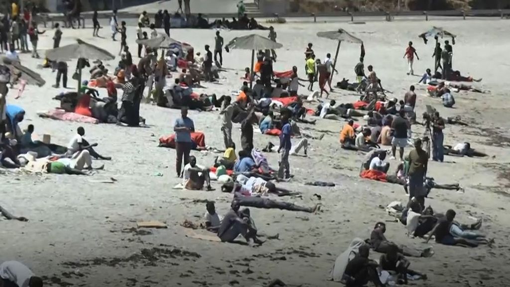 La playa de Ceuta, el nuevo hogar para inmigrantes de Yemen, Marruecos, Mali y Sudán bajo el sueño del asilo