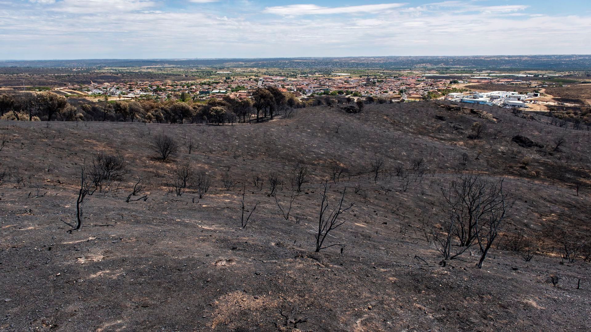 Madrid da por controlado el fuego de la Sierra Oeste y permite la vuelta de los vecinos desalojados Madrid da por controlado el fuego de la Sierra Oeste y permite la vuelta de los vecinos desalojados