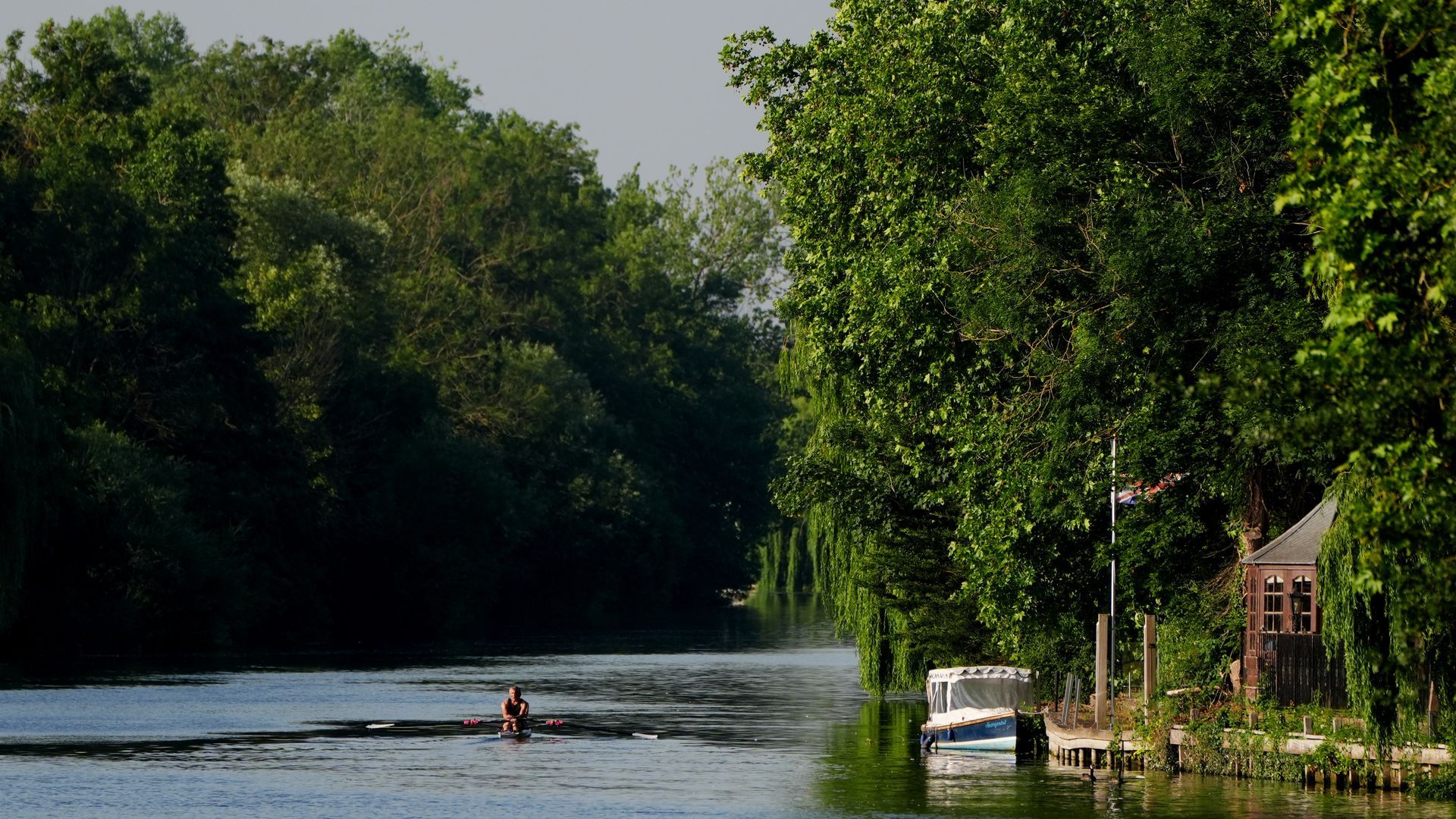 Muere un niño de 14 años tras lanzarse al río Támesis en una zona prohibida al baño en Londres: había carteles, pero no seguridad Muere un niño de 14 años tras lanzarse al río Támesis en una zona prohibida al baño en Londres: había carteles, pero no seguridad