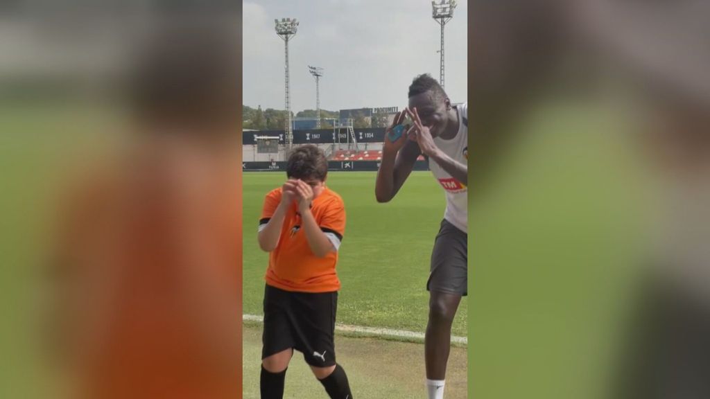 Sadiq cumple el sueño de un aficionado del Valencia y le hace una promesa