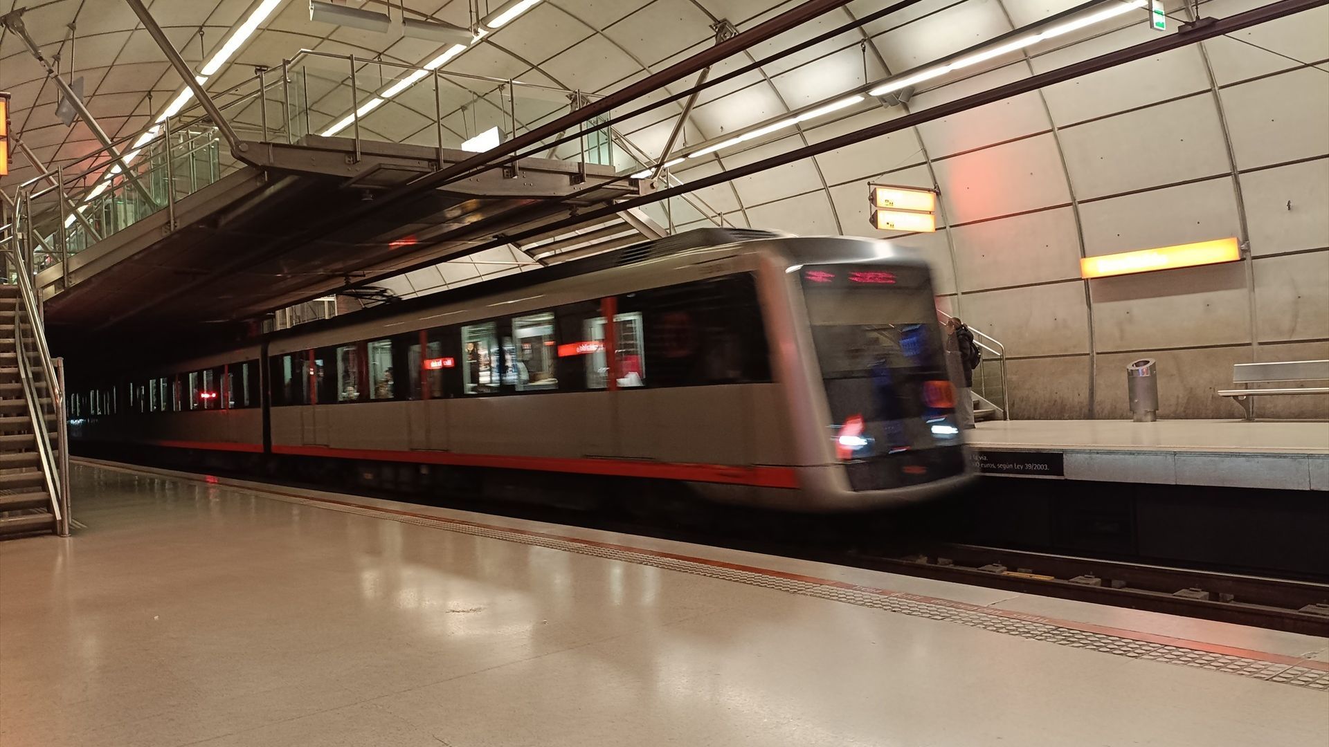 Susto en el Metro de San Mamés en Bilbao: el incendio de una escalera mecánica obliga a evacuar la estación Susto en el Metro de San Mamés en Bilbao: el incendio de una escalera mecánica obliga a evacuar la estación