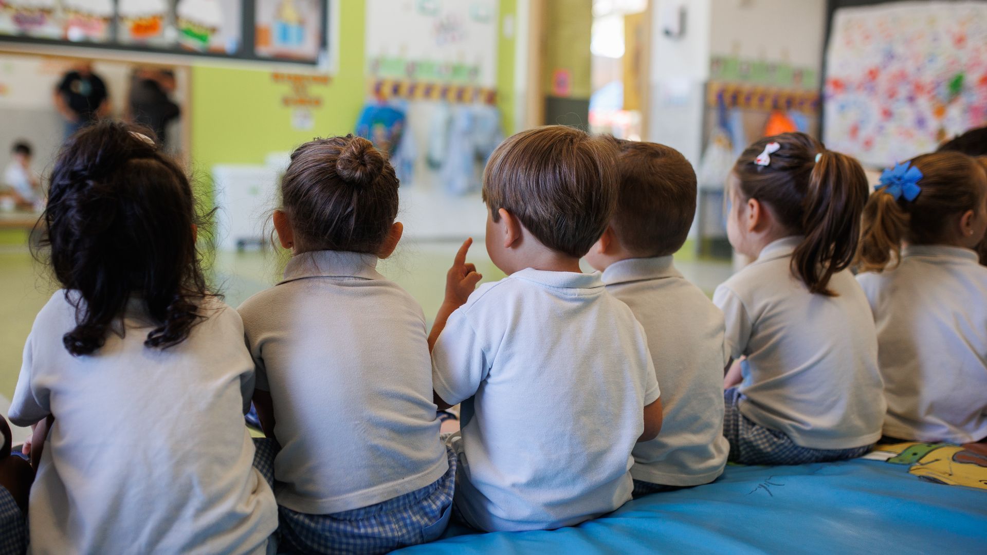Un grupo de niños atiende en una guardería de Madrid Un grupo de niños atiende en una guardería de Madrid