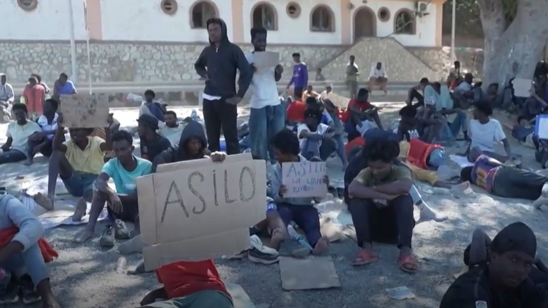 Miles de inmigrantes siguen vagabundeando por las calles de Ceuta