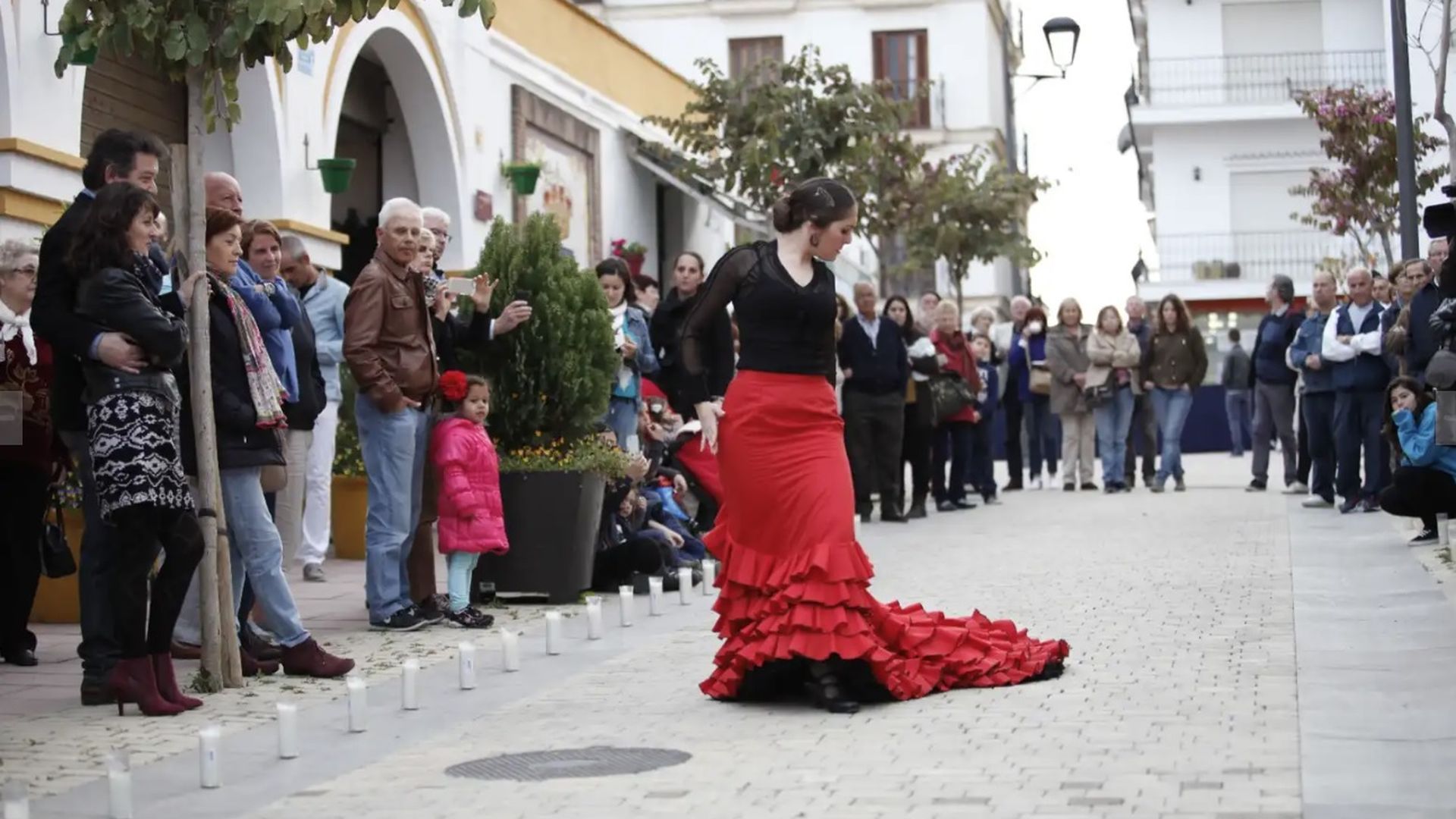 Yoga con guitarra flamenca y reparto de claveles para celebrar el Día del Turista de Estepona, Málaga Yoga con guitarra flamenca y reparto de claveles para celebrar el Día del Turista de Estepona, Málaga