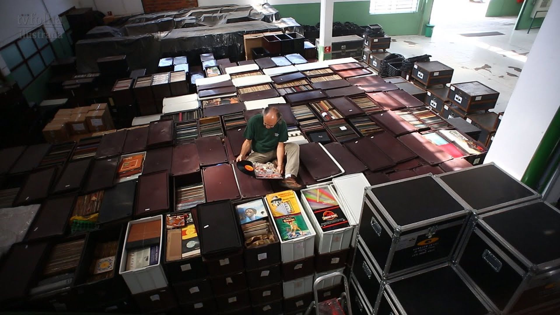 Zero freitas en su almacen repleto de vinilos Zero freitas en su almacen repleto de vinilos