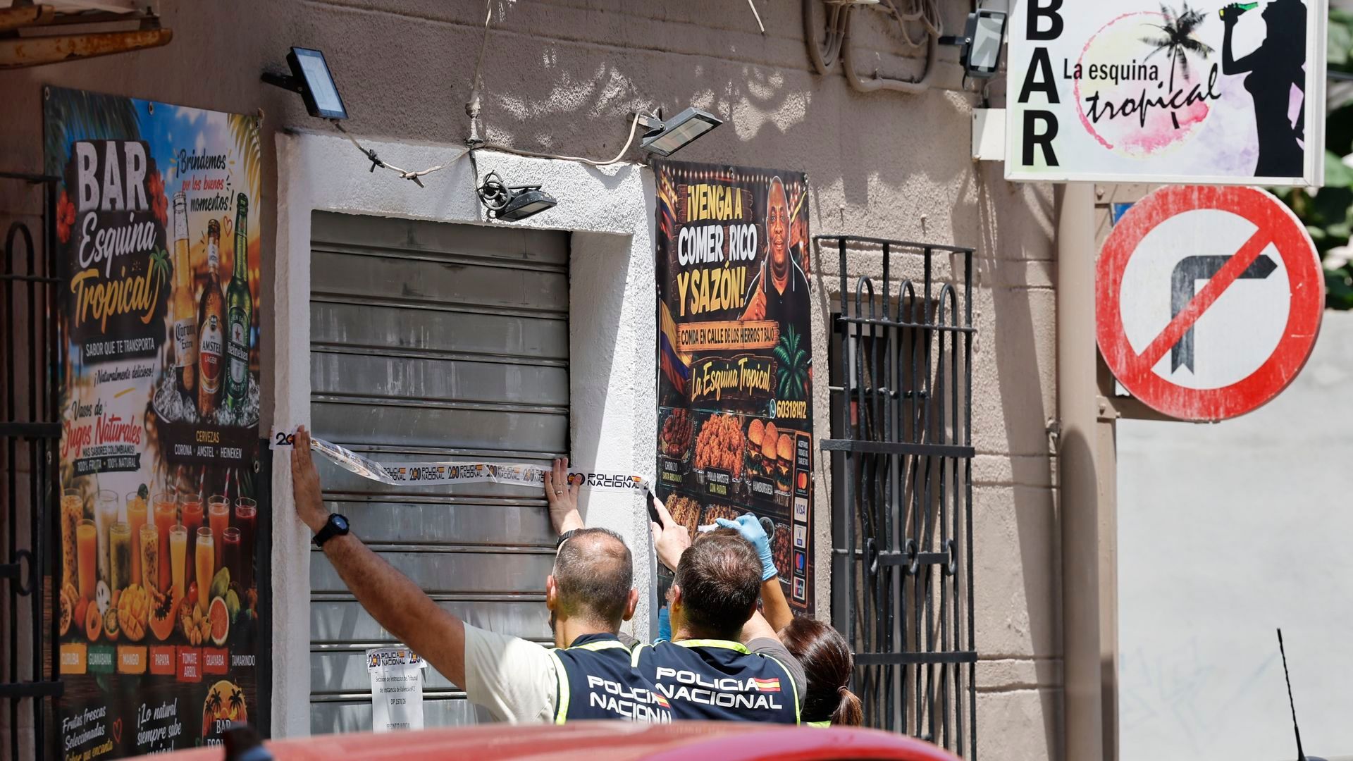 Agentes de la Policía Nacional trabajan en el bar donde ha sido asesinado un joven de 20 años