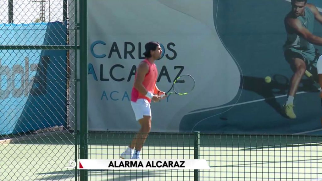 Alarma Carlos Alcaraz: los gestos y caras del murciano que denotan que algo no va bien