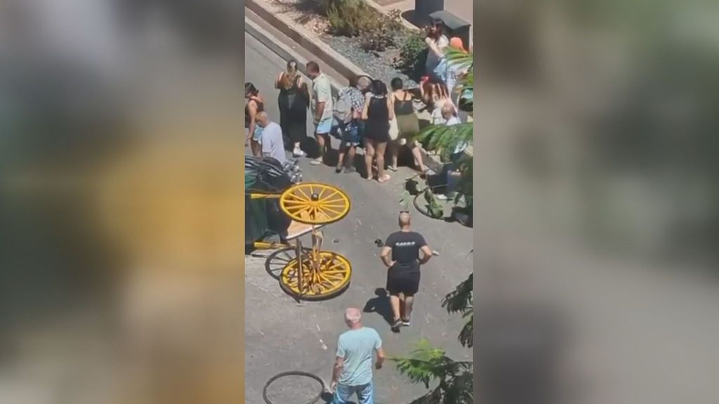 Aparatoso accidente en Fuengirola: dos heridas al embestir un coche de caballos a una moto y un camión