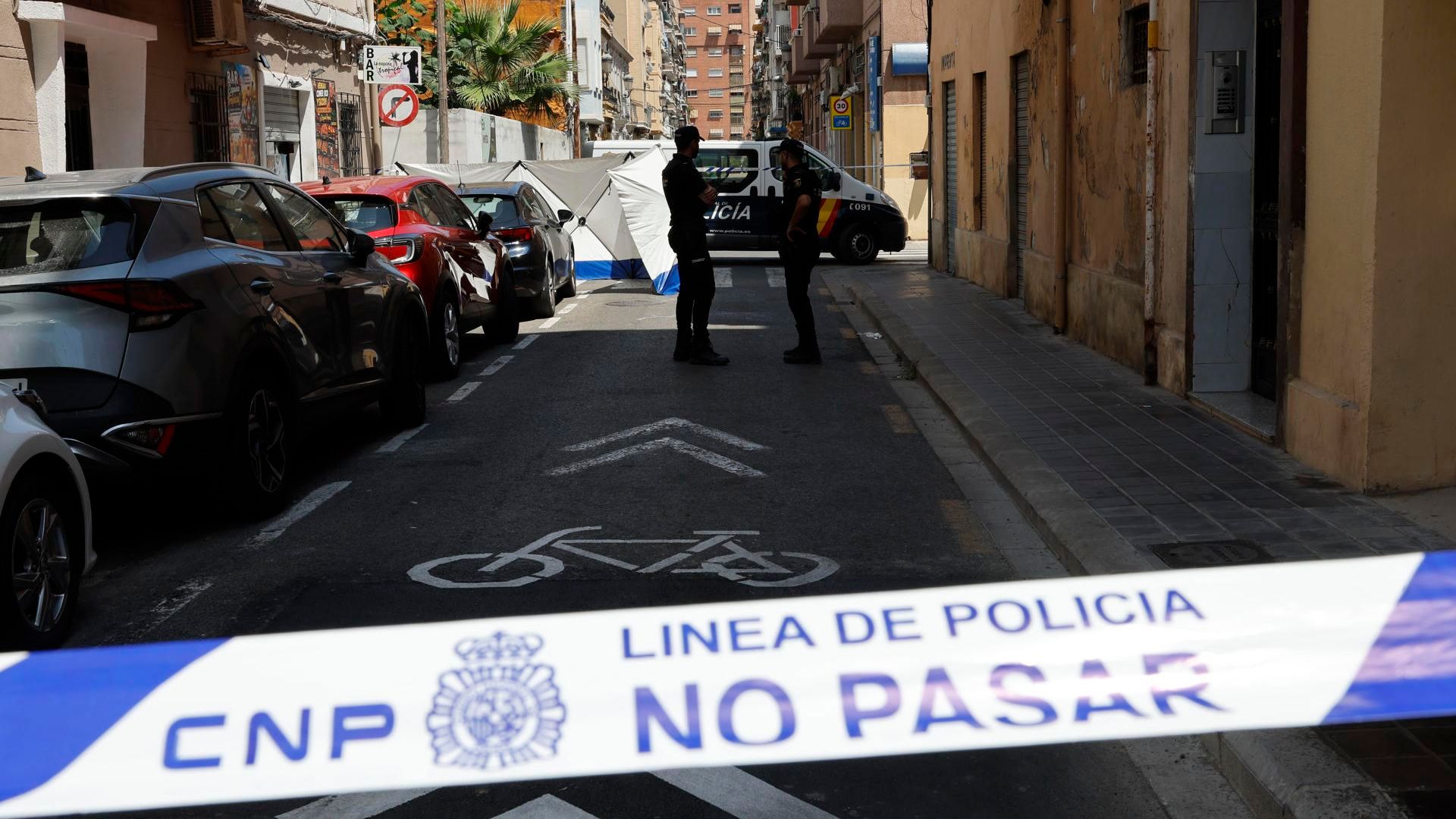 Asesinan a un joven de 20 años en un bar de Valencia: un hombre de 62 años confiesa el crimen tras llamar a la Policía