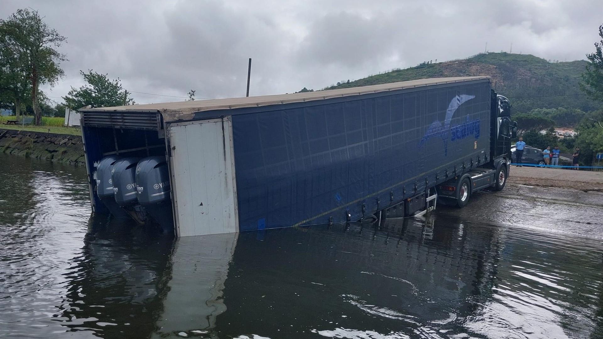 Camión parcialmente hundido en una zona del río Miño en Caminha (Portugal) con una embarcación de alta velocidad en su interior Camión parcialmente hundido en una zona del río Miño en Caminha (Portugal) con una embarcación de alta velocidad en su interior