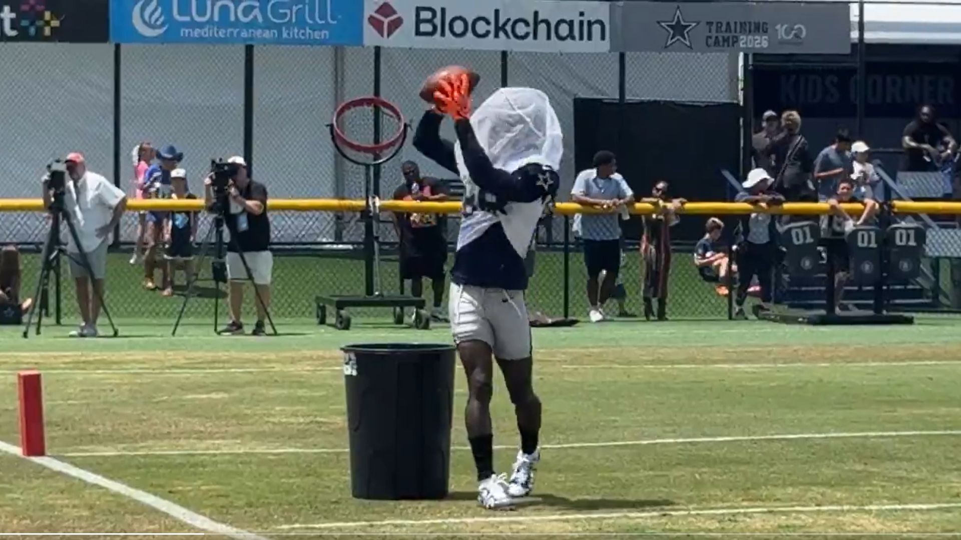 CeeDee Lamb en un entrenamiento de recepción en la NFL CeeDee Lamb en un entrenamiento de recepción en la NFL