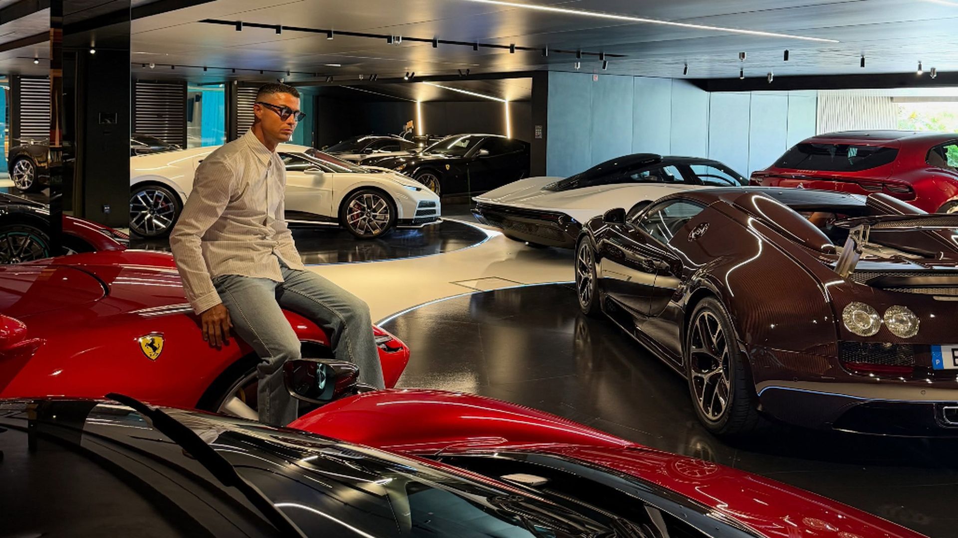 Cristiano Ronaldo, rodeado de sus mejores coches Cristiano Ronaldo, rodeado de sus mejores coches