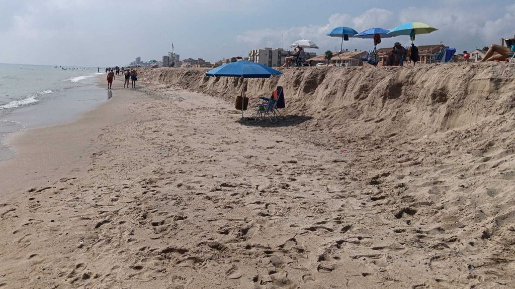 Desnivel en la playa del Socarrat, en El Perelló